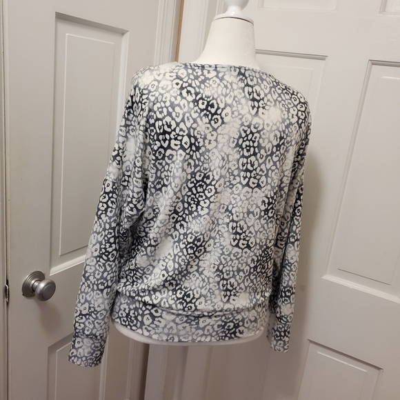 Retrology Gray Animal Print Knit Top Size Large, soft, comfy - Picture 5 of 10